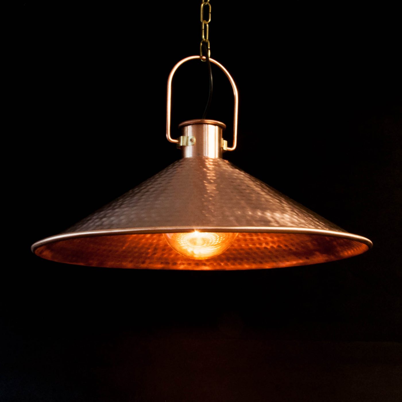 lampa miedziana młotkowana forgosa fi 50 cm nad stół do restauracji